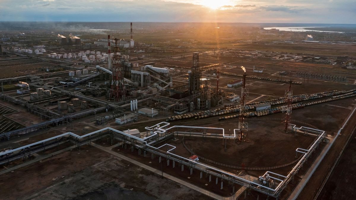 Těžba ropy v Rusku v dubnu klesla o devět procent